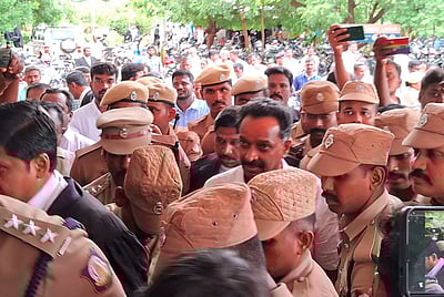 நில மோசடி வழக்கு: நீதிமன்றத்தில் எம்.ஆர்.விஜயபாஸ்கர் ஆஜர்